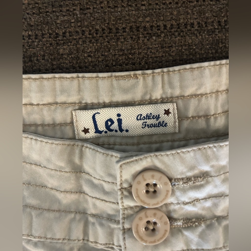 L.e.I Ashley trouble khaki shorts